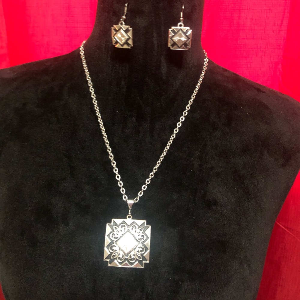 Necklace and earring set